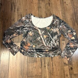 Women’s Long Sleeve Scoop Neck Camouflage Print Top - Brown/Green